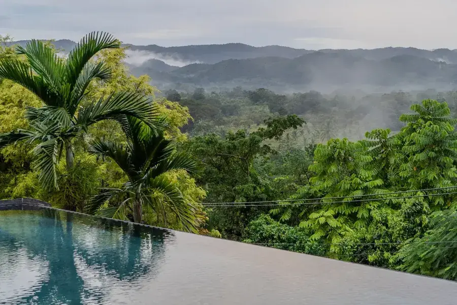 The infinity pool above the valley