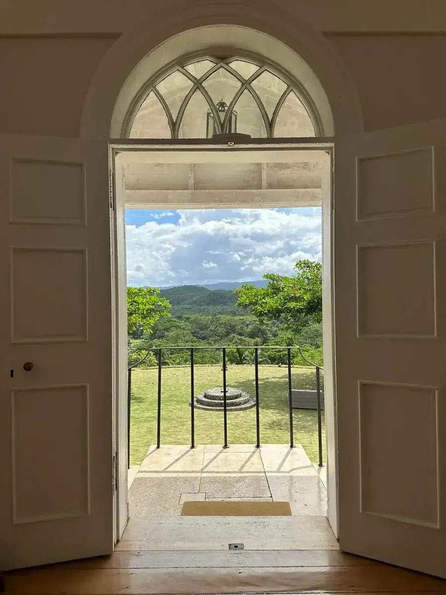 Through the arch to the hills